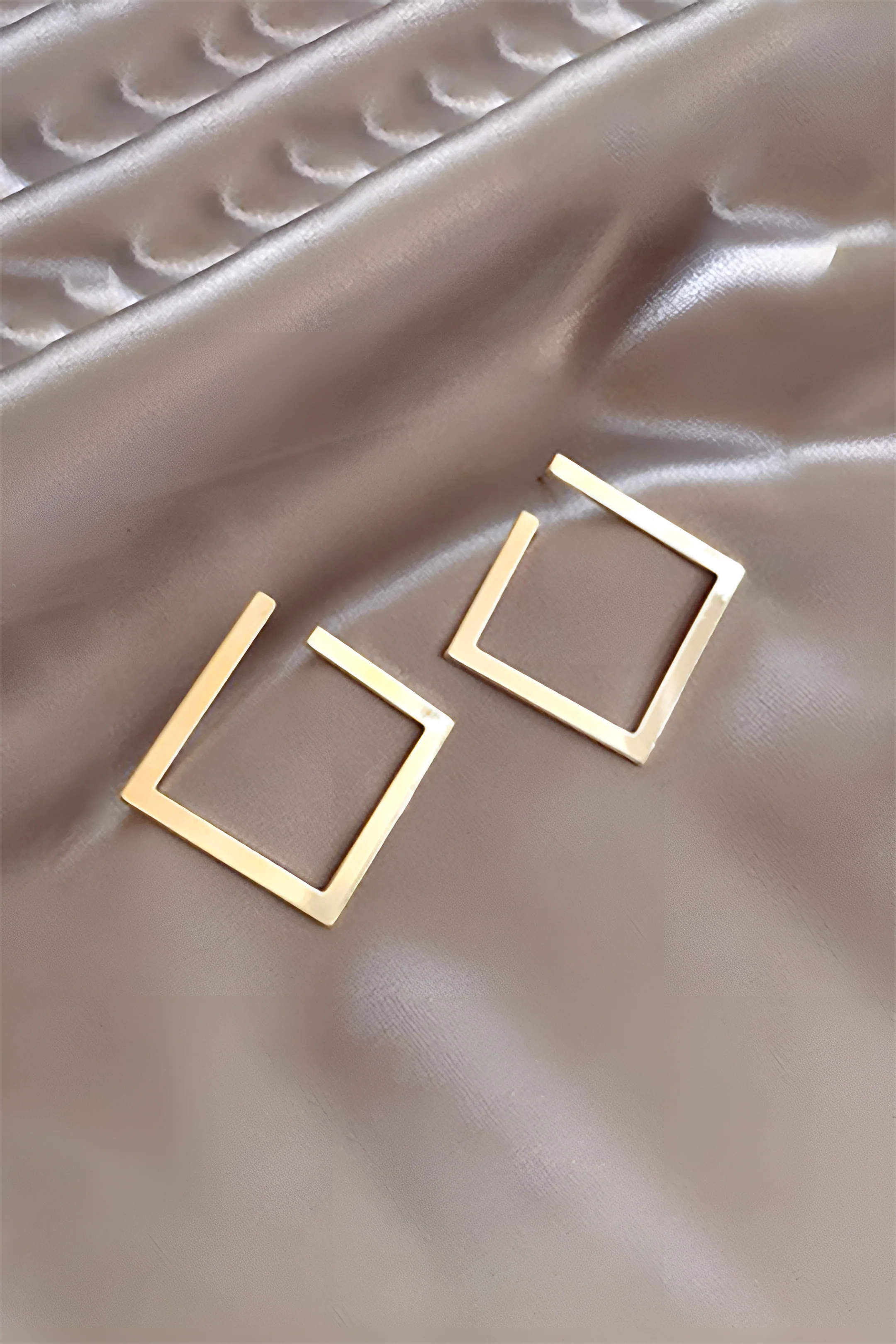 Diamond-Shaped Earrings - Weenar